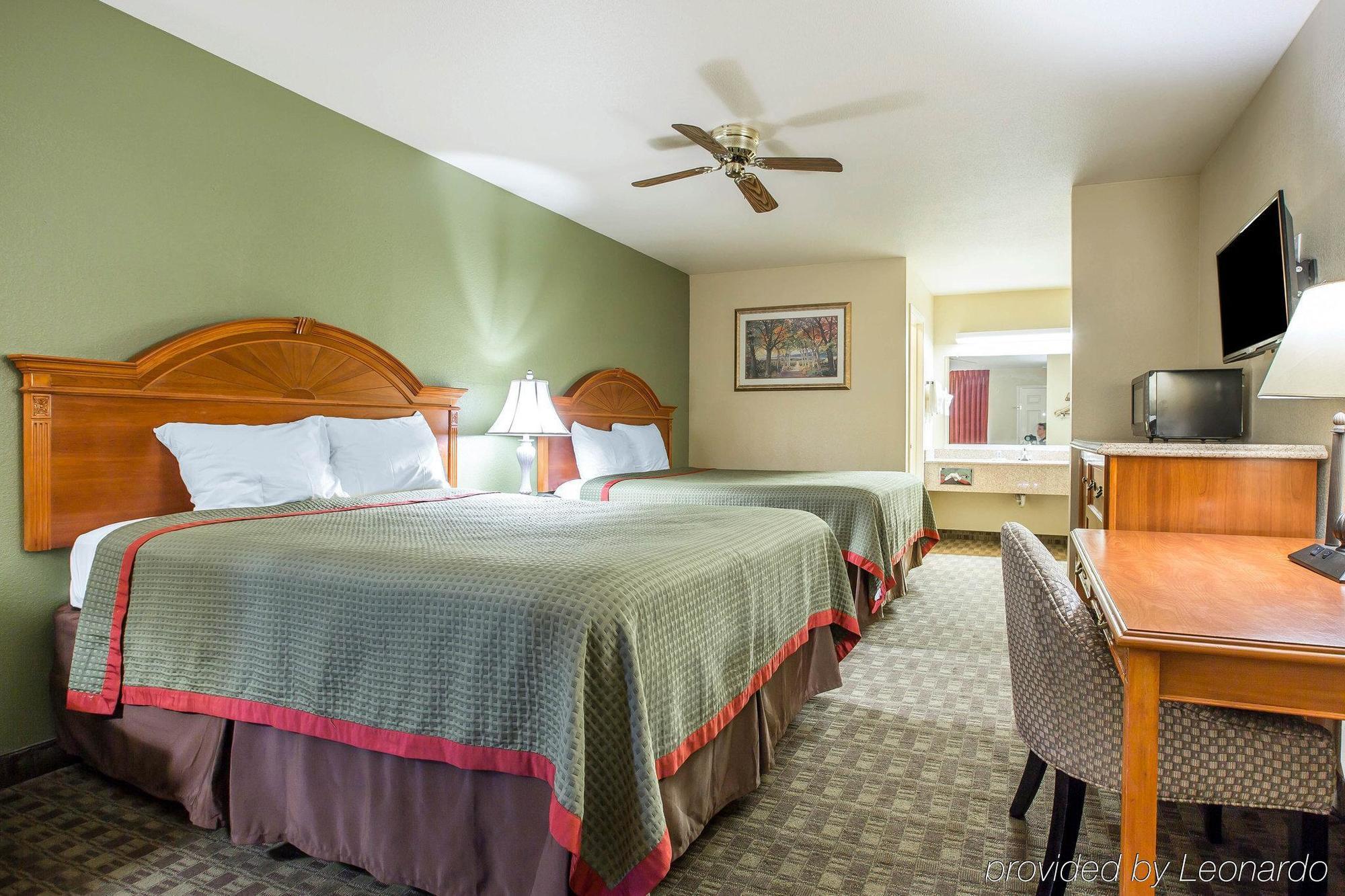 Rodeway Inn Делано Экстерьер фото