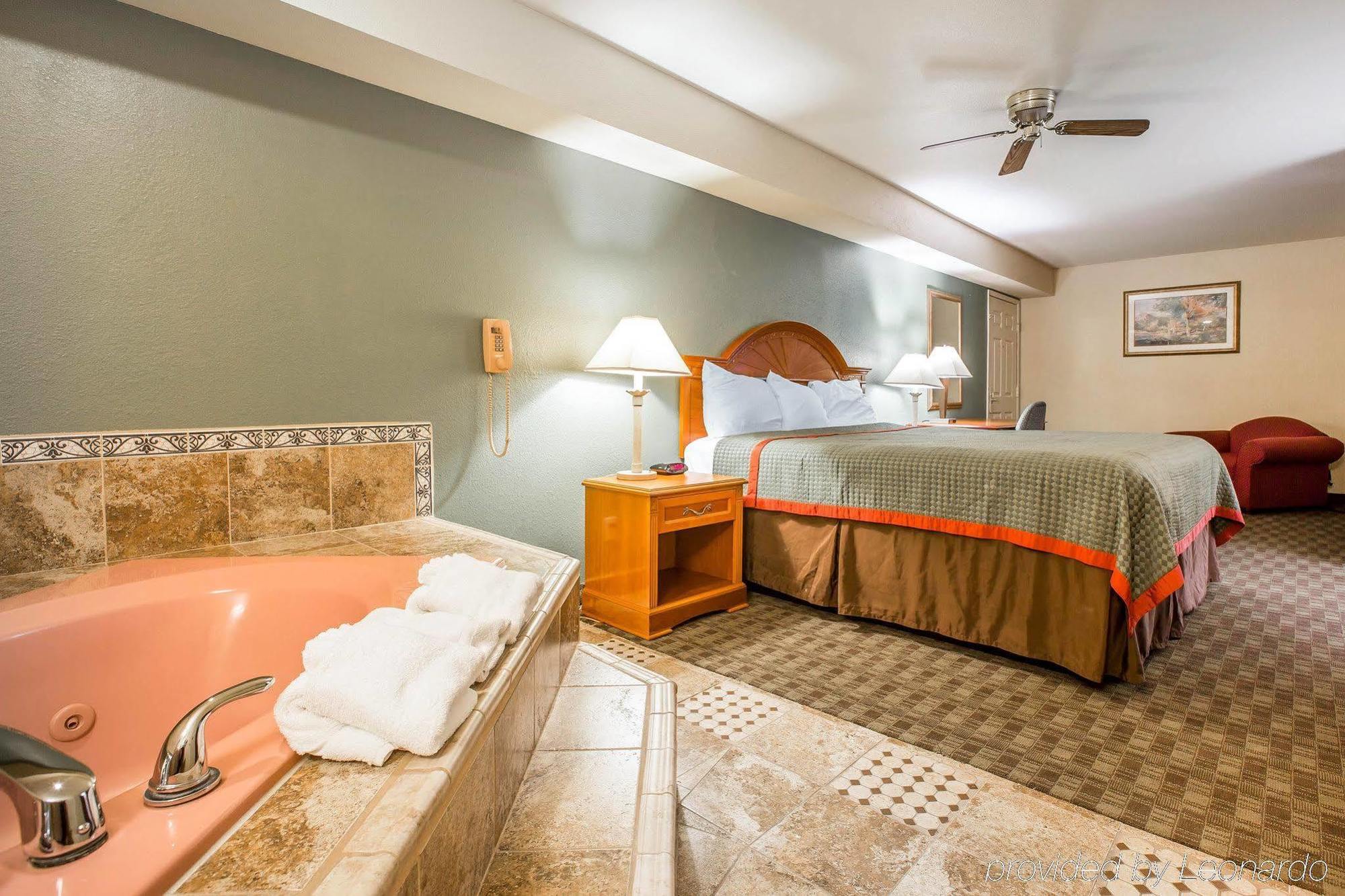 Rodeway Inn Делано Экстерьер фото