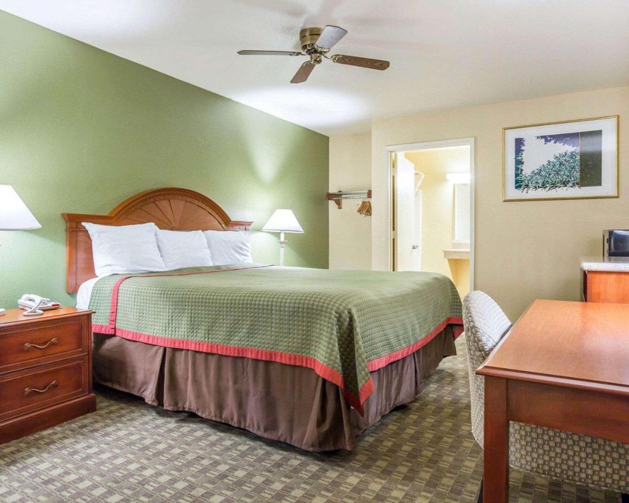 Rodeway Inn Делано Экстерьер фото