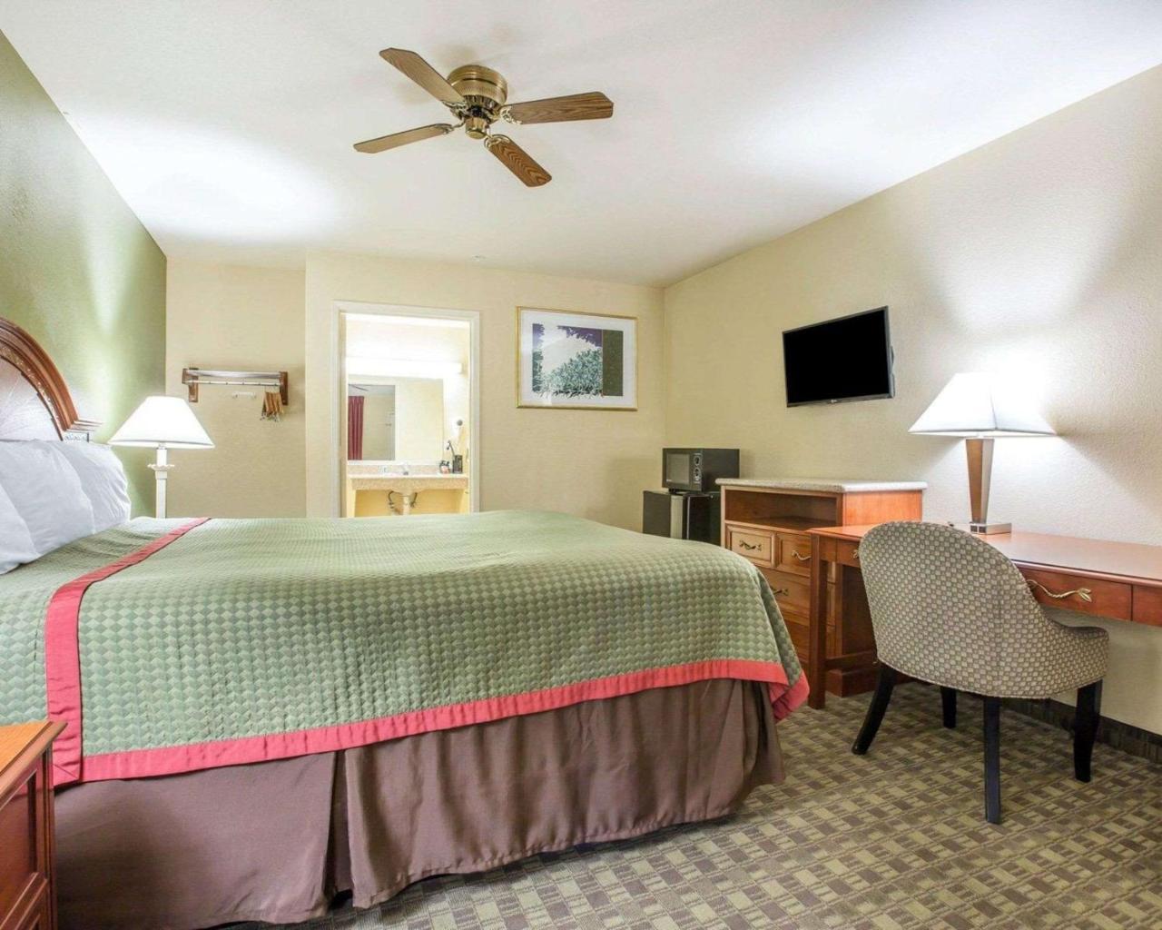 Rodeway Inn Делано Экстерьер фото